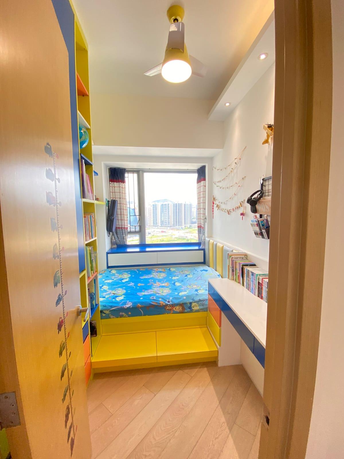 小朋友睡房增設訂製的睡床連地台,實用兼用料不俗。