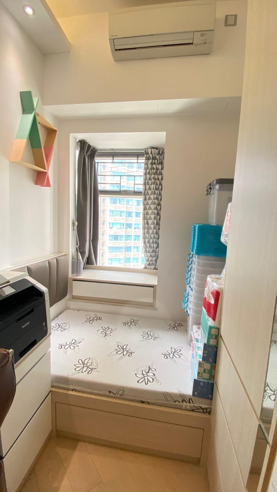 面積最細的一間睡房,以樓景為主。