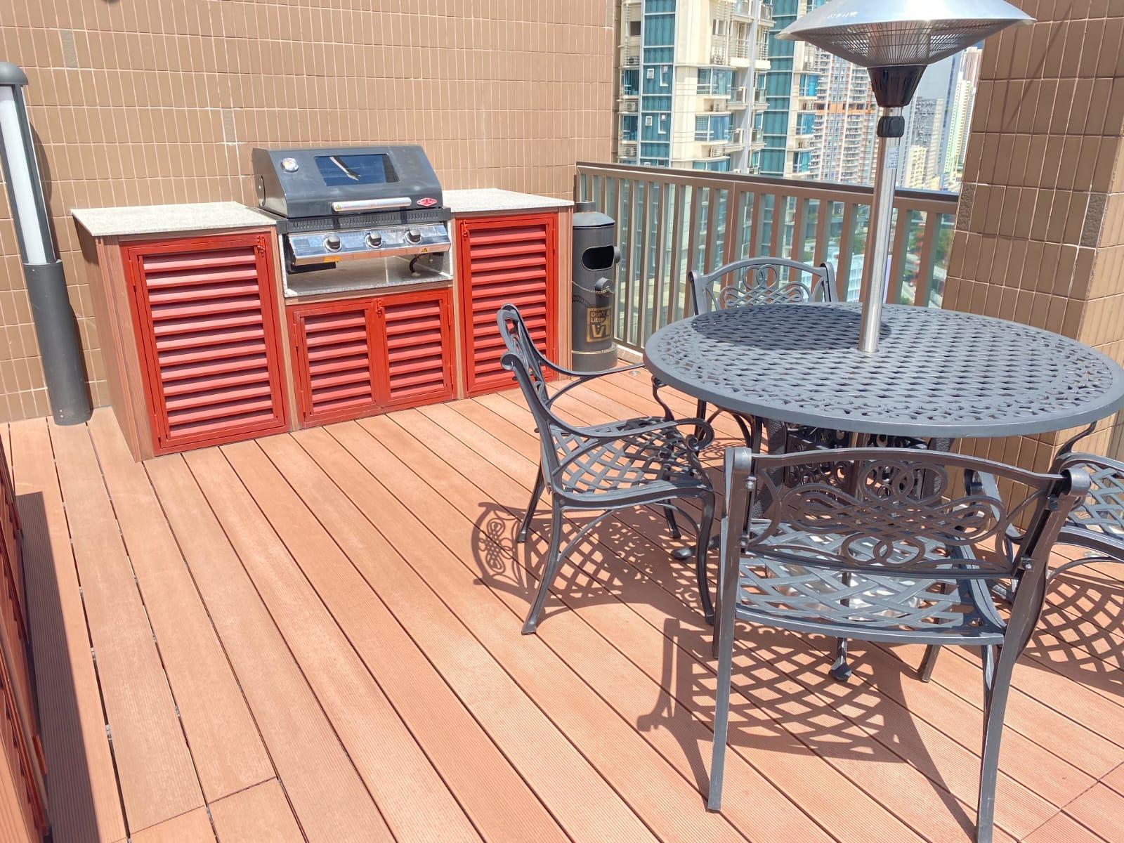 經外置樓梯登上天台,附有燒烤爐和戶外傢俬,非常實用。