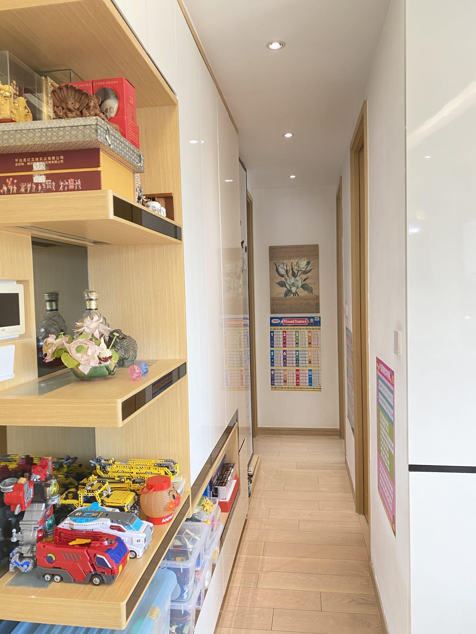 走廊位增設儲物櫃,實用又美觀。