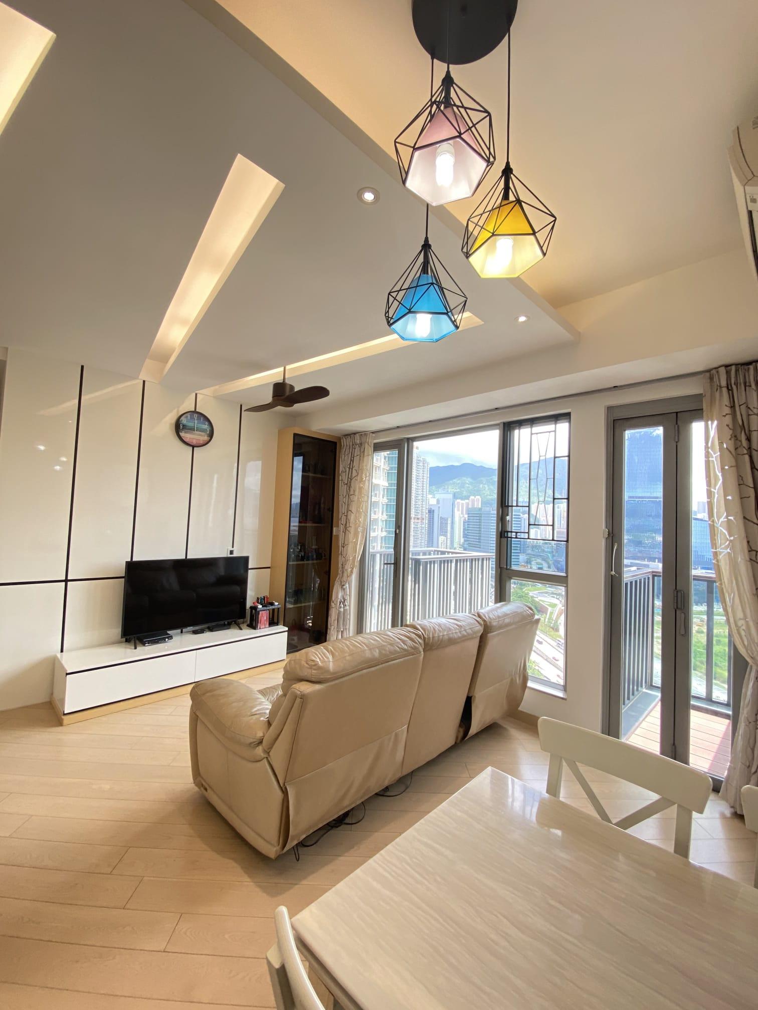 客廳亦裝有一系列儲物組合櫃,收納空間充裕。