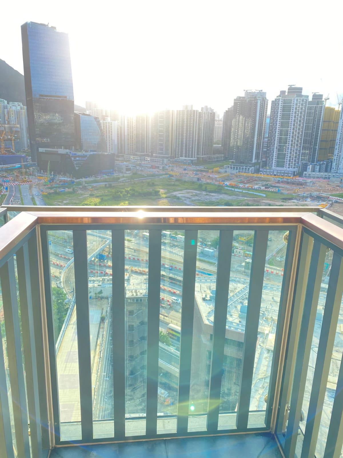 大廳外接小露台,盡覽開揚啟德市景。