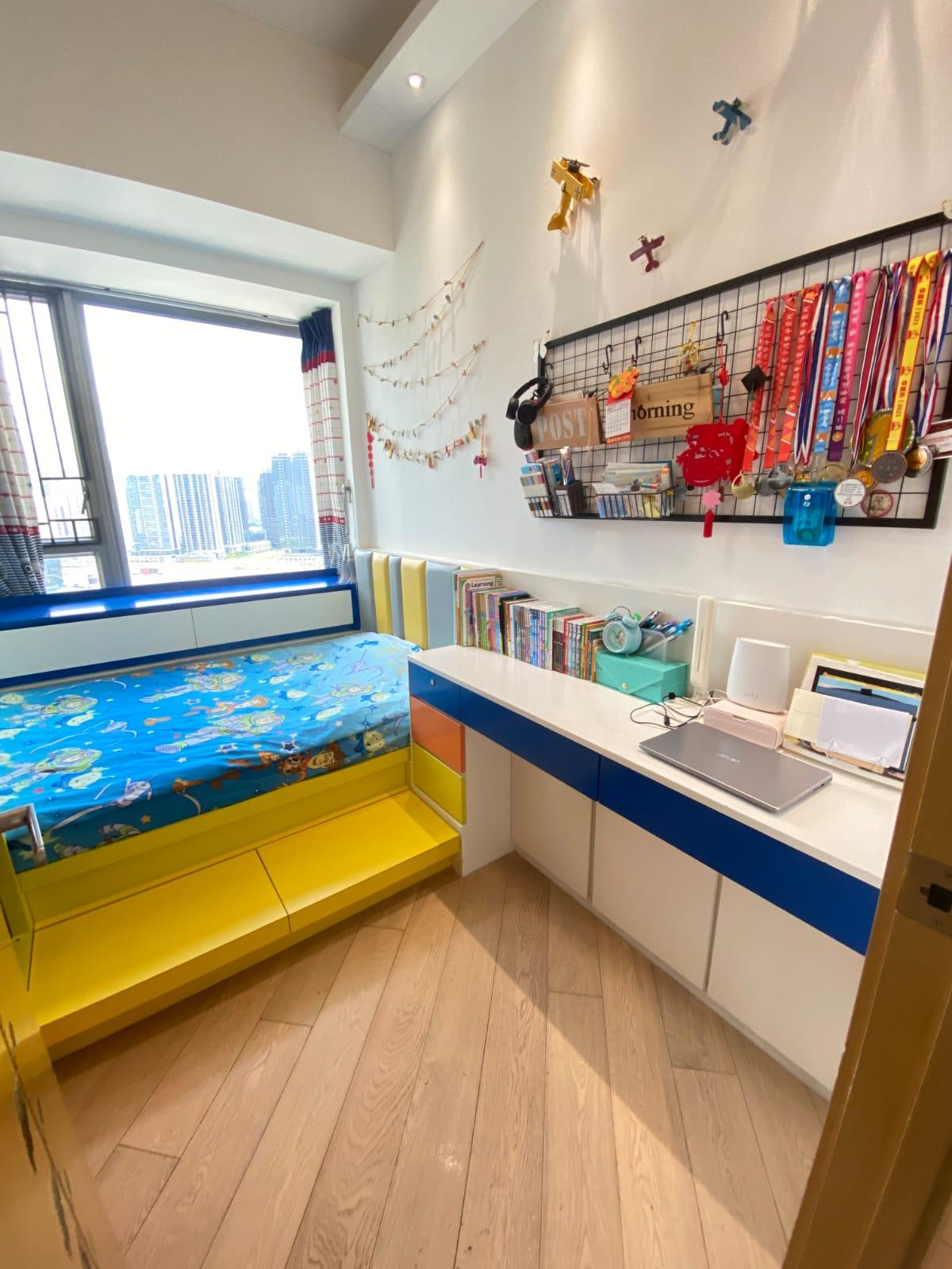 小朋友睡房增設訂製的睡床連地台,實用兼用料不俗。