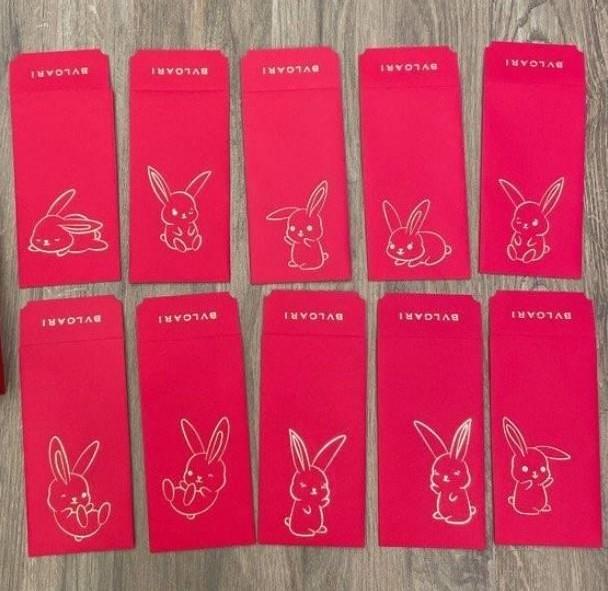 寶格麗(BVLGARI)的利是封揮春套裝,在平台上索價1,800元。(二手拍賣平台圖片)