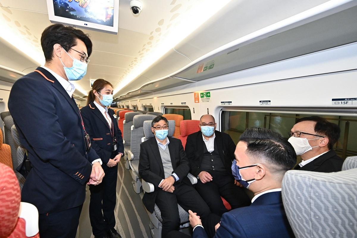 林世雄(左邊面向鏡頭坐下者)、廖振新(背向鏡頭坐下者右)和陳閱川(背向鏡頭坐下者左)到訪高鐵西九龍站視察。(運輸及物流局FB)