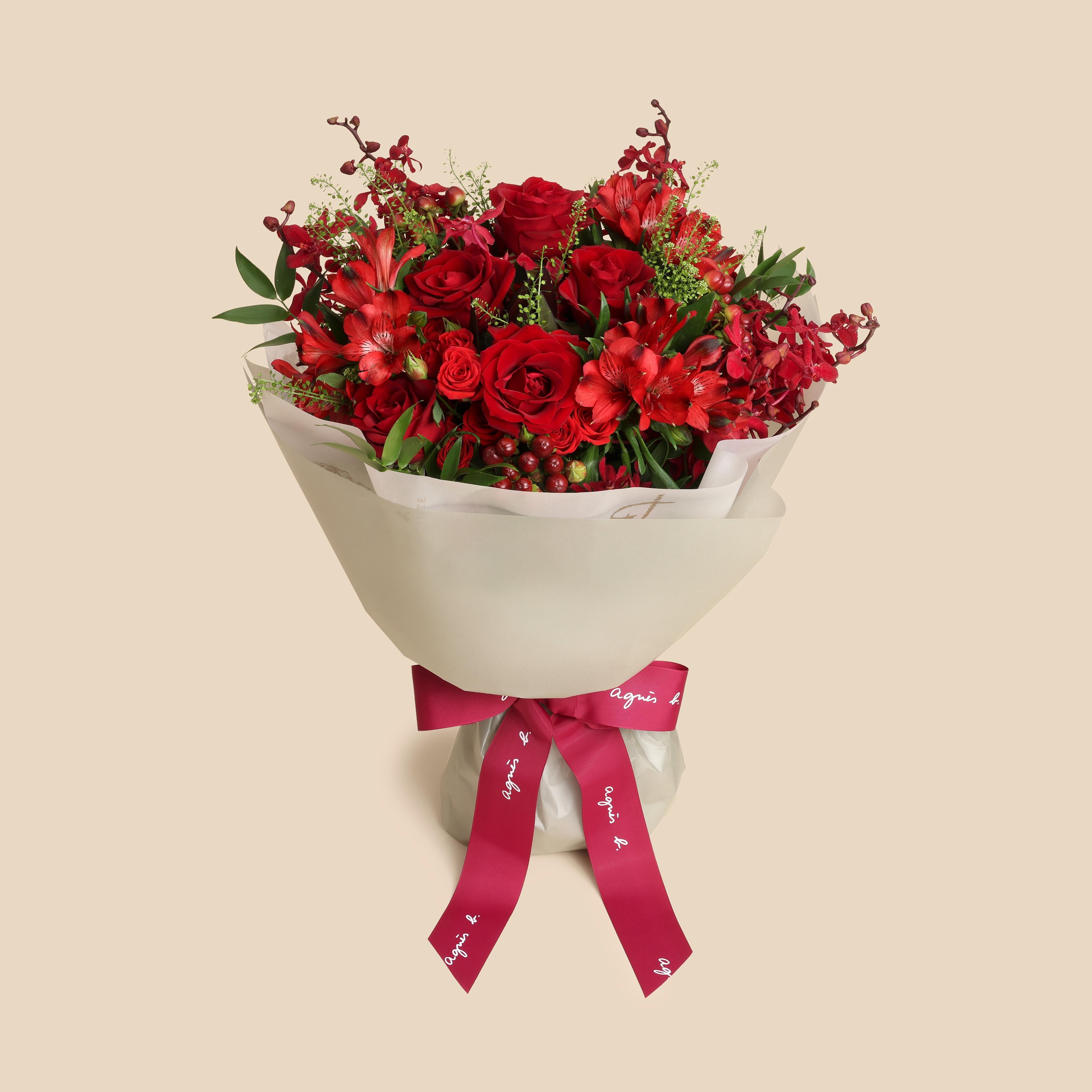 情人節禮物推介2023|agnès b. FLEURISTE 法式情人節花束 Travis $2,580 (早鳥價惠價$2,322) Travis精挑美國紅玫瑰為主要花材,花蕾亮麗且嬌艷光澤,綴以紅蘭及紅小百合等,華麗奪目。