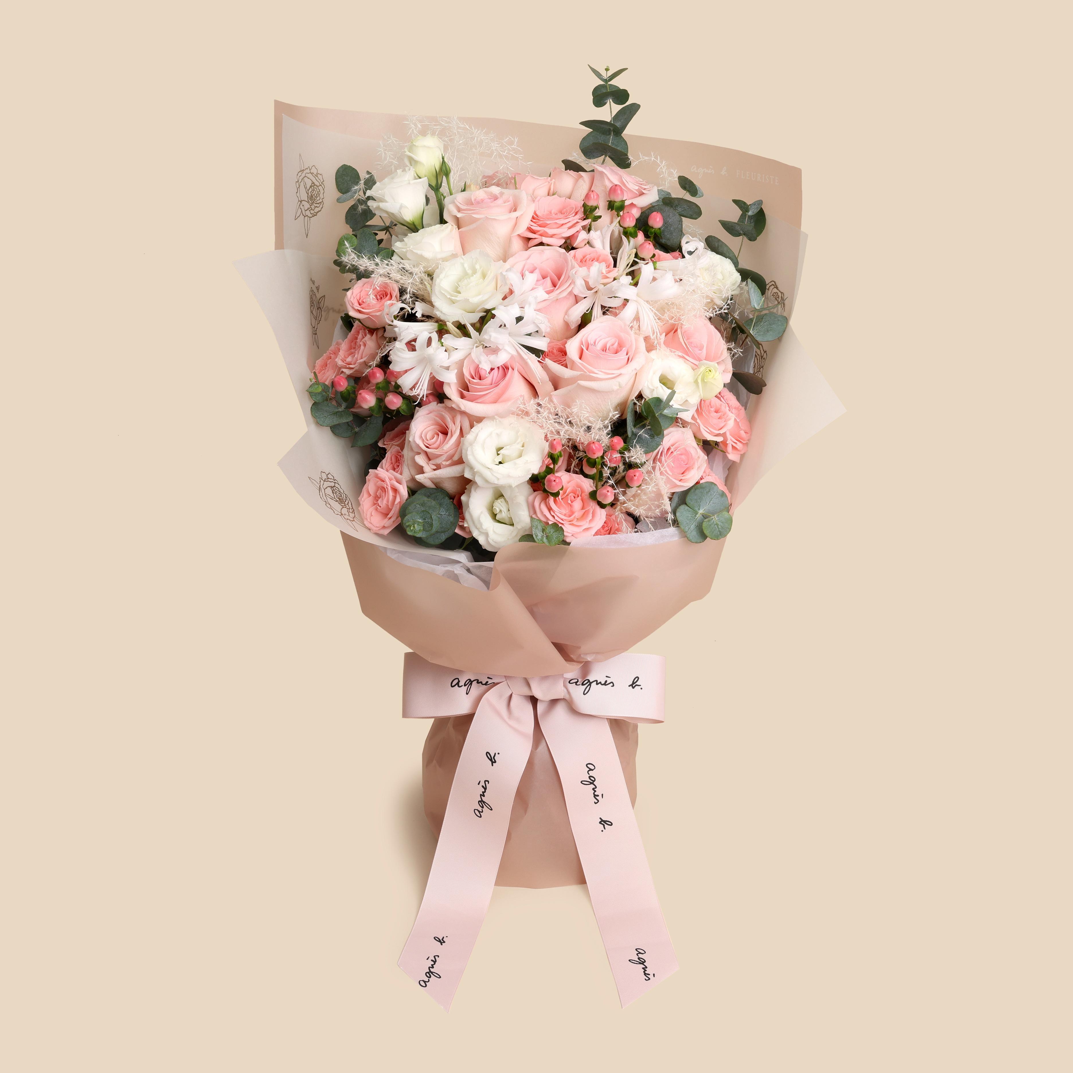 情人節禮物推介2023|agnès b. FLEURISTE 法式情人節花束 Iva $2,580 (早鳥價惠價$2,322) Iva以優雅浪漫的美國粉紅玫瑰為主花,色澤粉嫩,襯上白桔梗、粉豆等,整體感覺雅致秀麗,設計清新。