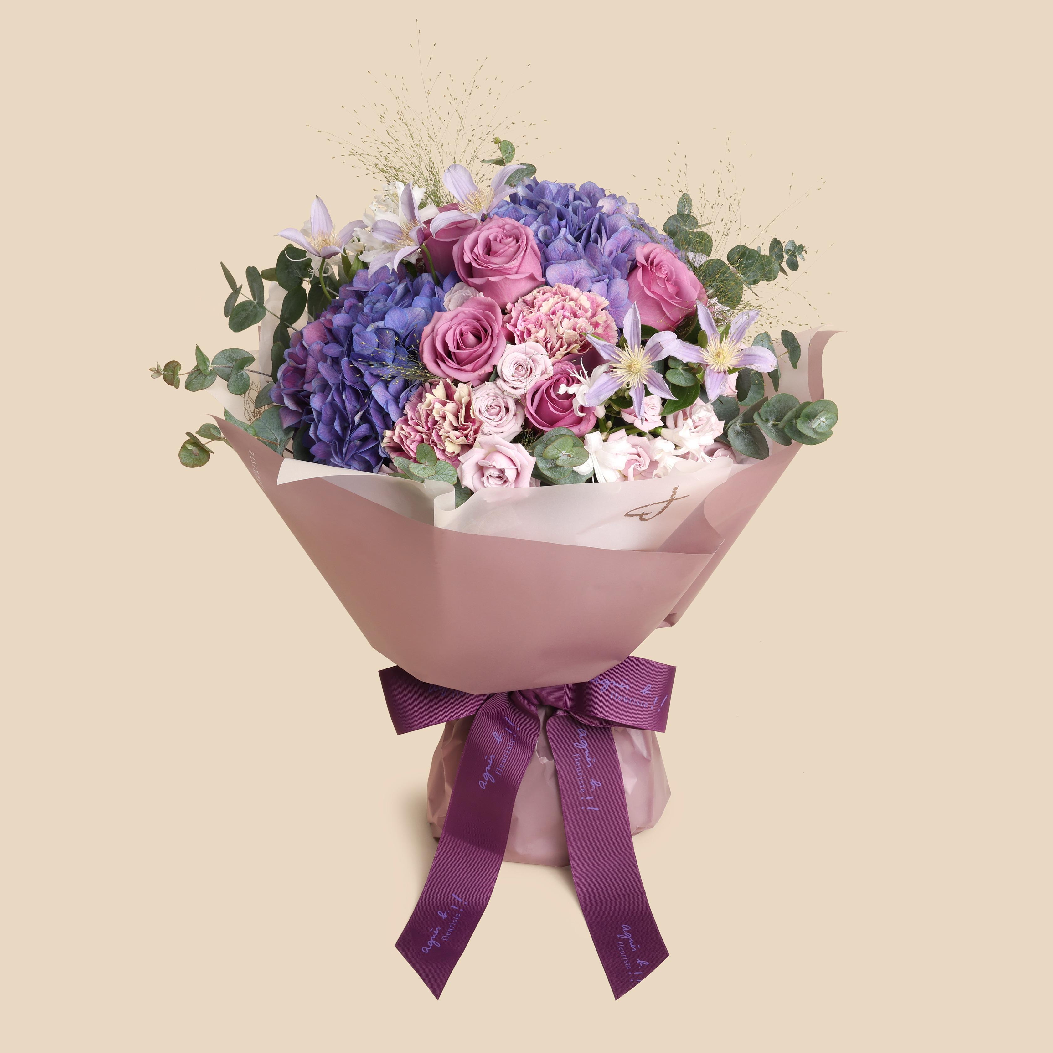 情人節禮物推介2023|agnès b. FLEURISTE 法式情人節花束 Noel $2,780 (早鳥價惠價$2,502) Noel以柔和圓密的紫繡球為主花,配襯紫紅復古風玫瑰及淡紫多頭小玫瑰等,交織出深淺有致的迷人紫調,富層次感。