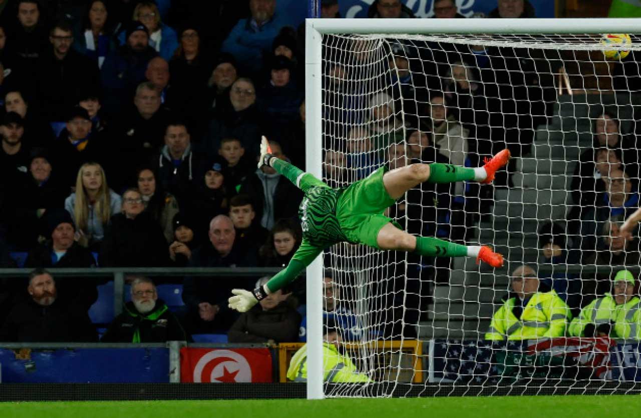 林柏特帥位亮紅燈 愛華頓英足盃撼曼聯