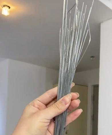 事主買100條仙女棒煙花,卻收到100條鐵絲。(互聯網)