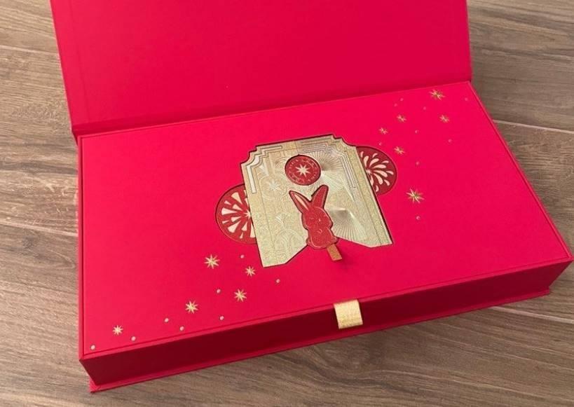 寶格麗(BVLGARI)的利是封揮春套裝,在平台上索價1,800元。(二手拍賣平台圖片)