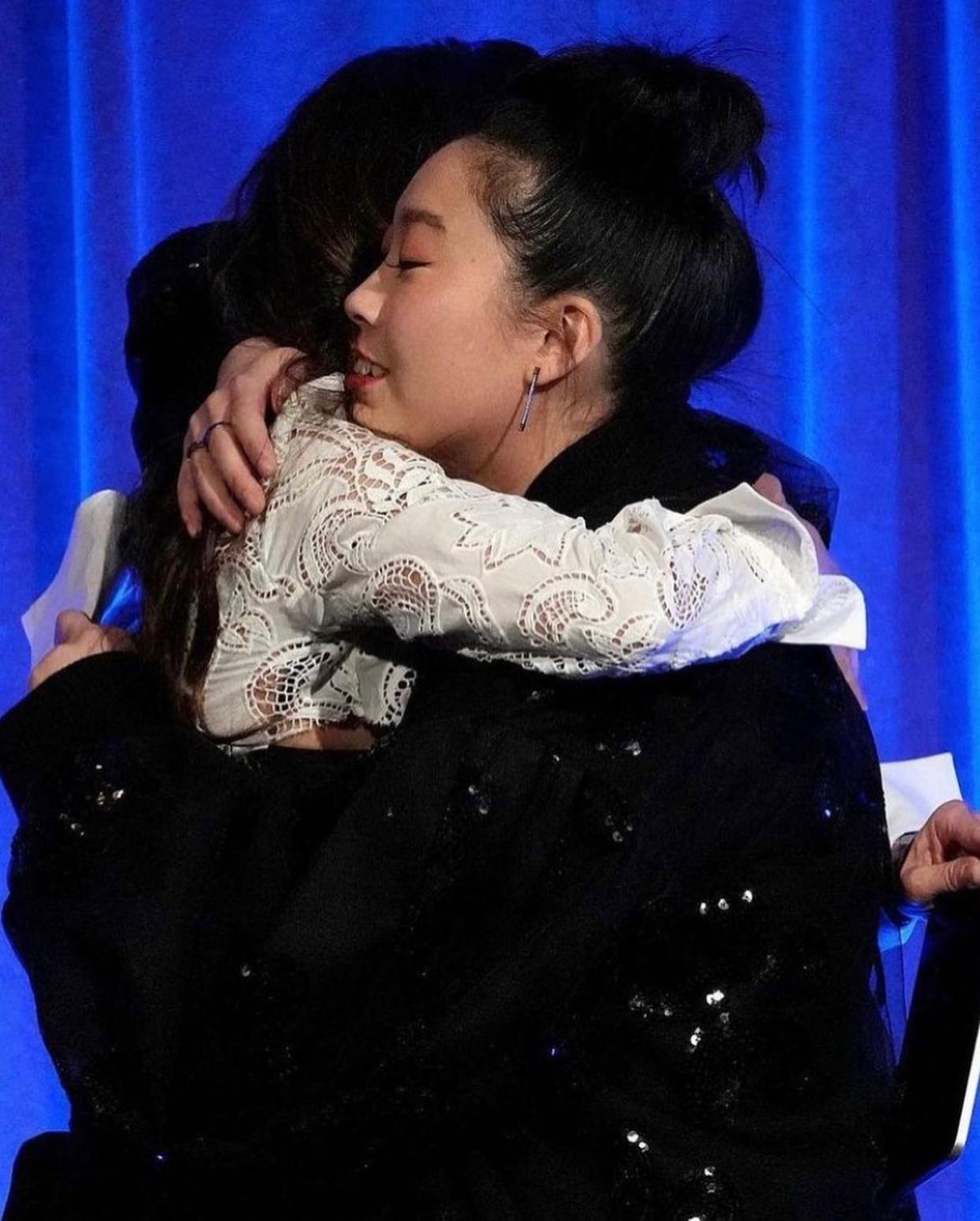 《我的超豪男友》舊拍檔Awkwafina向楊紫瓊頒發影后獎項。