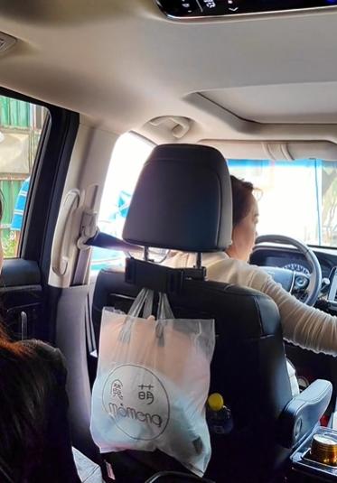 聶女一行人的車被男子攔下收錢。(互聯網)