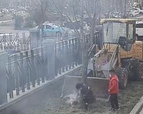 兩名男童日前在屋苑內到處點火。(互聯網)