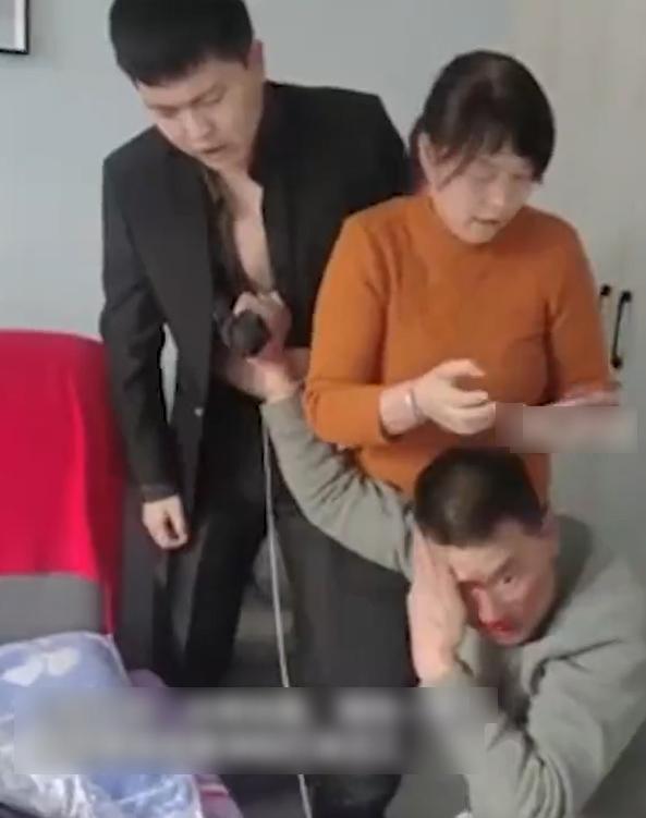 抹窗工人被打到一臉血。(互聯網)