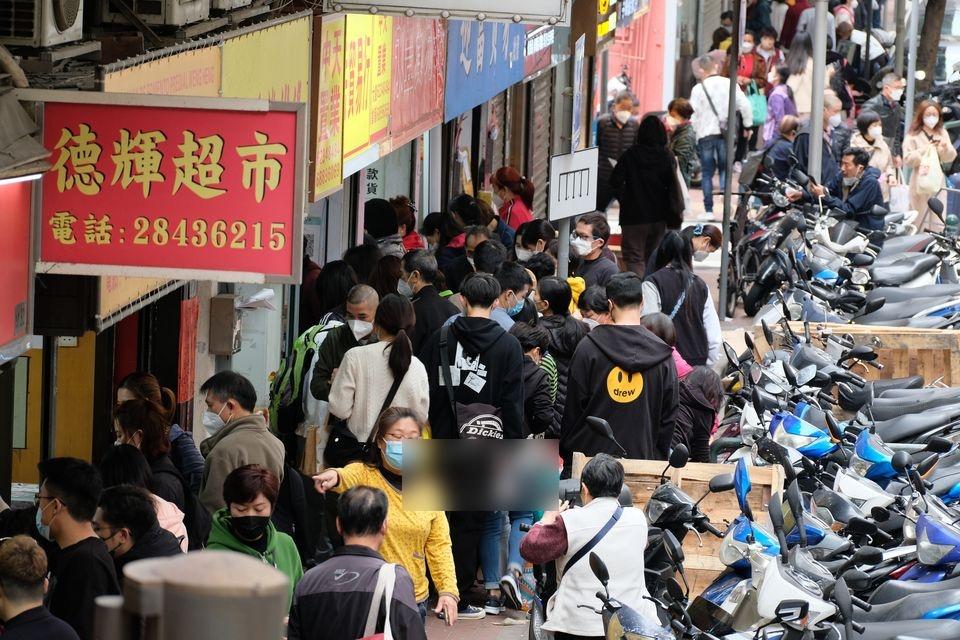 關閘口岸周邊的「水貨街」重現疫前水貨客堵塞行人路盛況。(澳門日報)