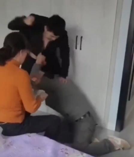 男子不斷搥打抹窗工人。(互聯網)