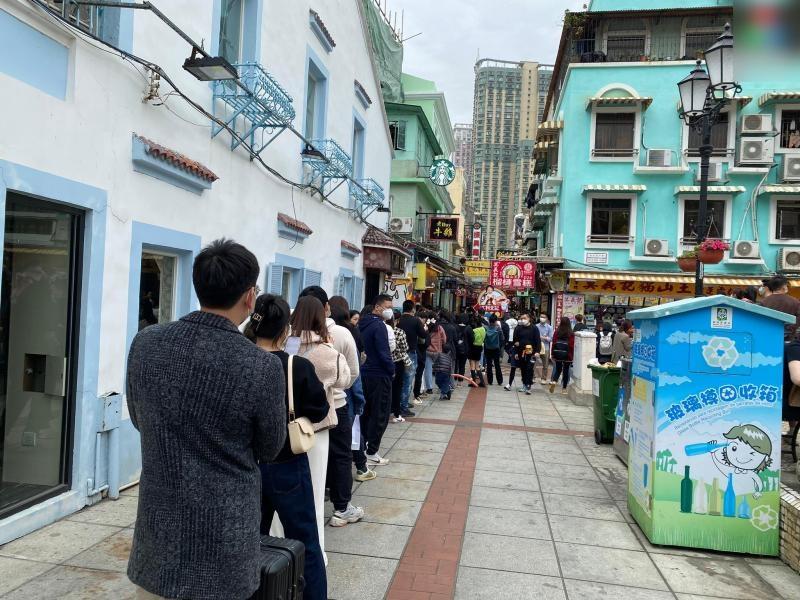 在氹仔官也街一帶「搵食」要排長龍。(澳廣視)