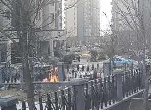 兩名男童放的第5把火未有即時撲滅,還燒著一輛私家車。(互聯網)