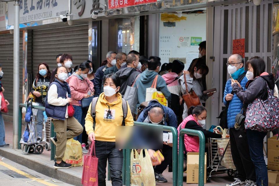 關閘口岸周邊的「水貨街」重現疫前水貨客堵塞行人路盛況。(澳門日報)