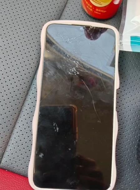 水子的手機螢幕被水樽掟爛。(互聯網)