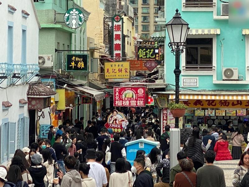 在氹仔官也街一帶人頭湧湧。(澳廣視)