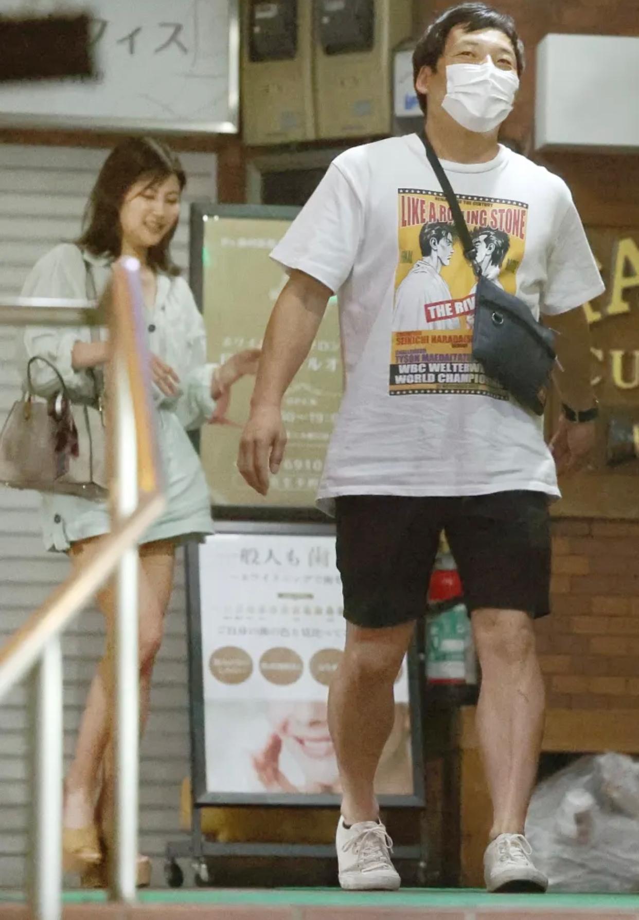 美乃雀被八卦雜誌《FRIDAY》拍到拖田渕章裕約會兼過夜。