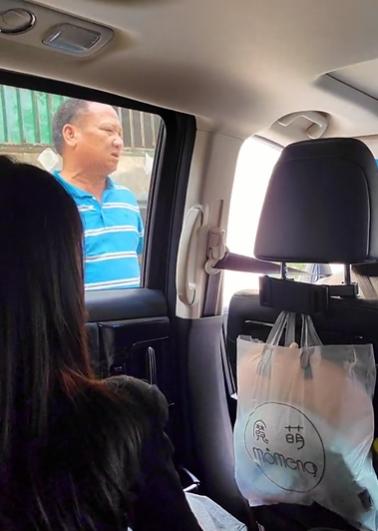 涉事男子攔車收「過路費」。(互聯網)