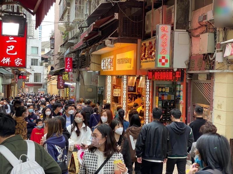 大三巴周邊也人流暢旺。(澳廣視)