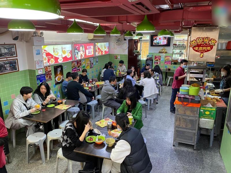 氹仔有豬扒包店表示,生意恢復至疫前六、七成。(澳廣視)