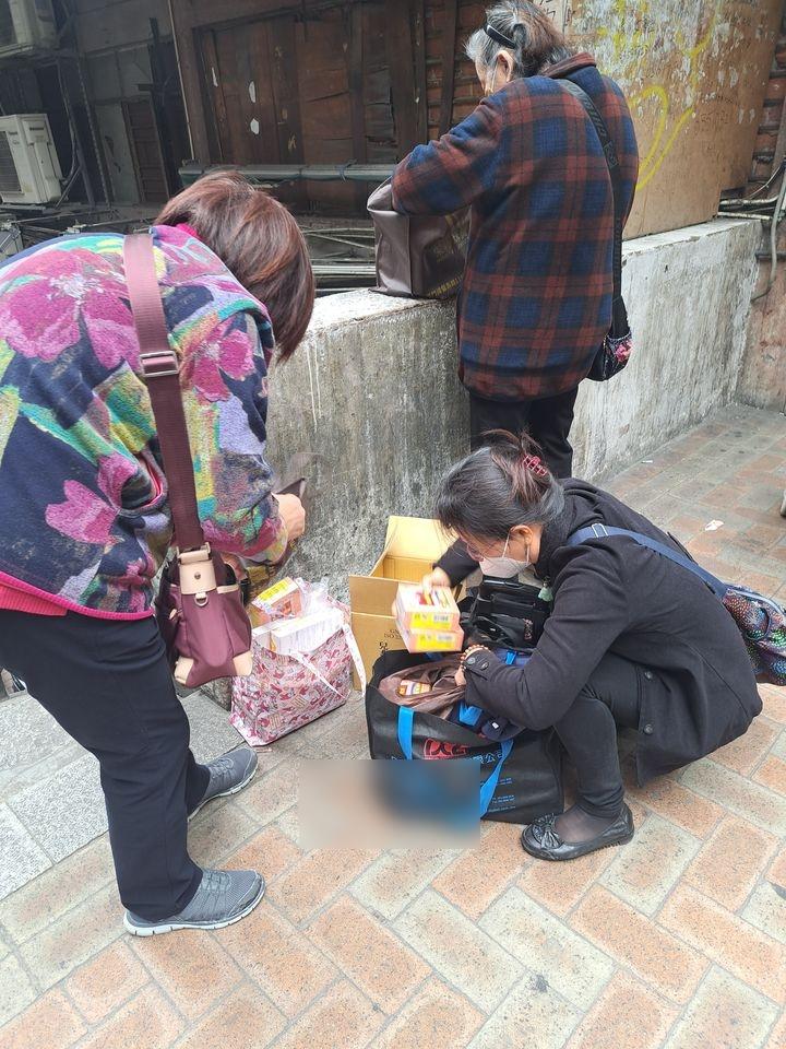有疑似水貨客購買一箱枇杷膏,當場拆盒分貨。(澳門日報)