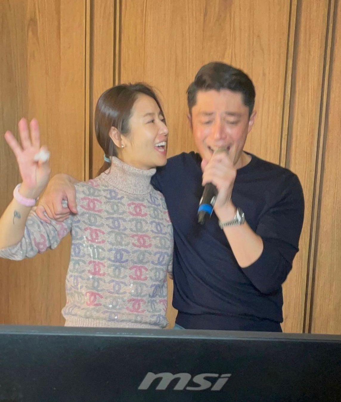 霍建華飲到面紅紅,搭着林心如肩膀高歌