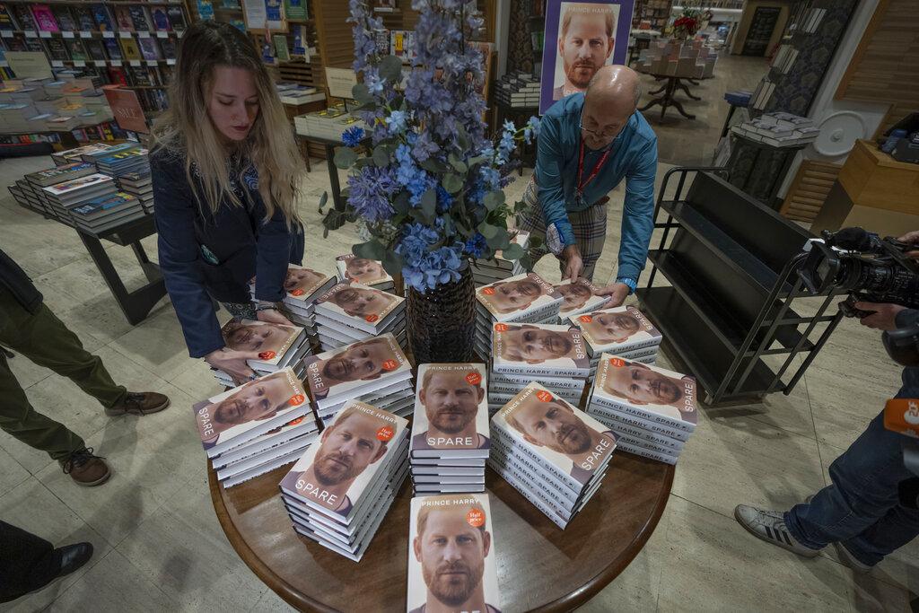 亨利自傳據報在英國銷情不錯,但開賣首日書店不見人龍。(美聯社)