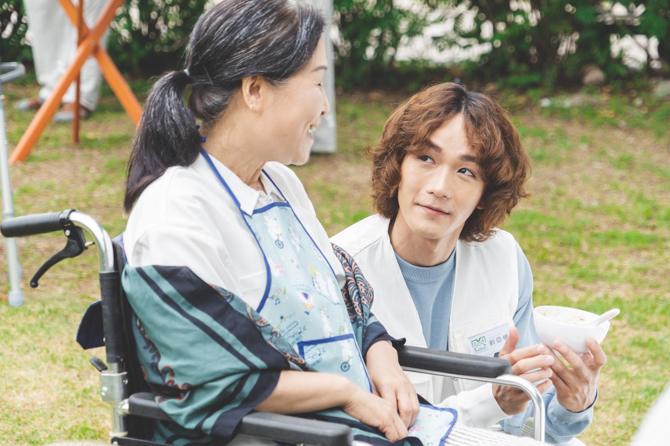 Alton演細心照顧長者的老人院員工。(《大誠實家》劇照)