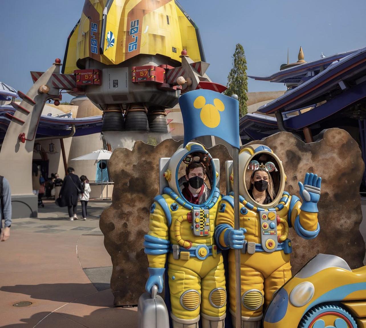 Alan Walker與女友結伴遊香港迪士尼樂圍,坃得投入又開心。