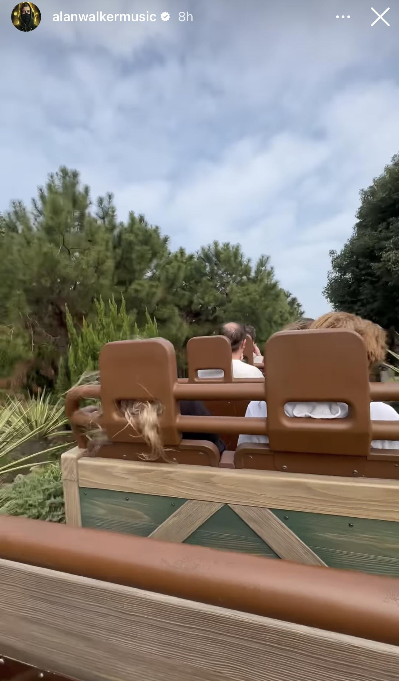 Alan Walker充滿童心,興奮玩機動遊戲。