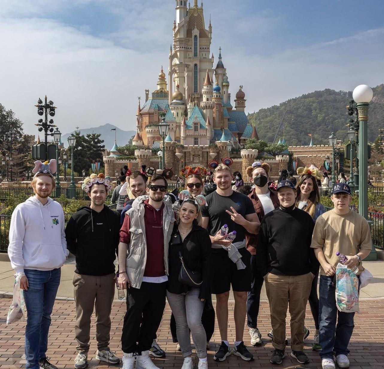 Alan Walker與女友結伴遊香港迪士尼樂圍。