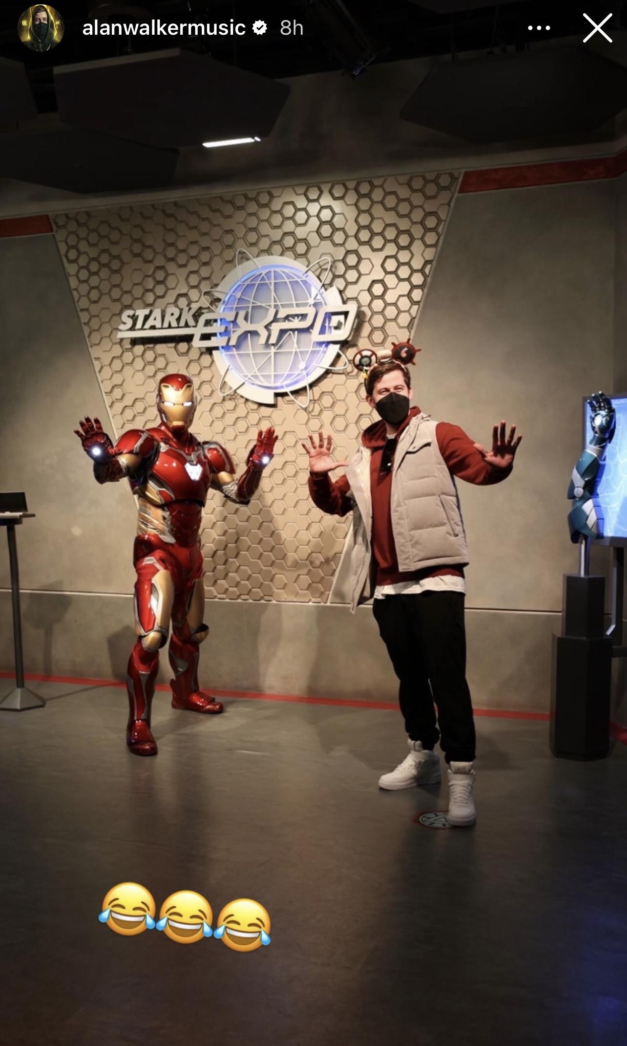Alan Walker興奮與Iron Man合照。