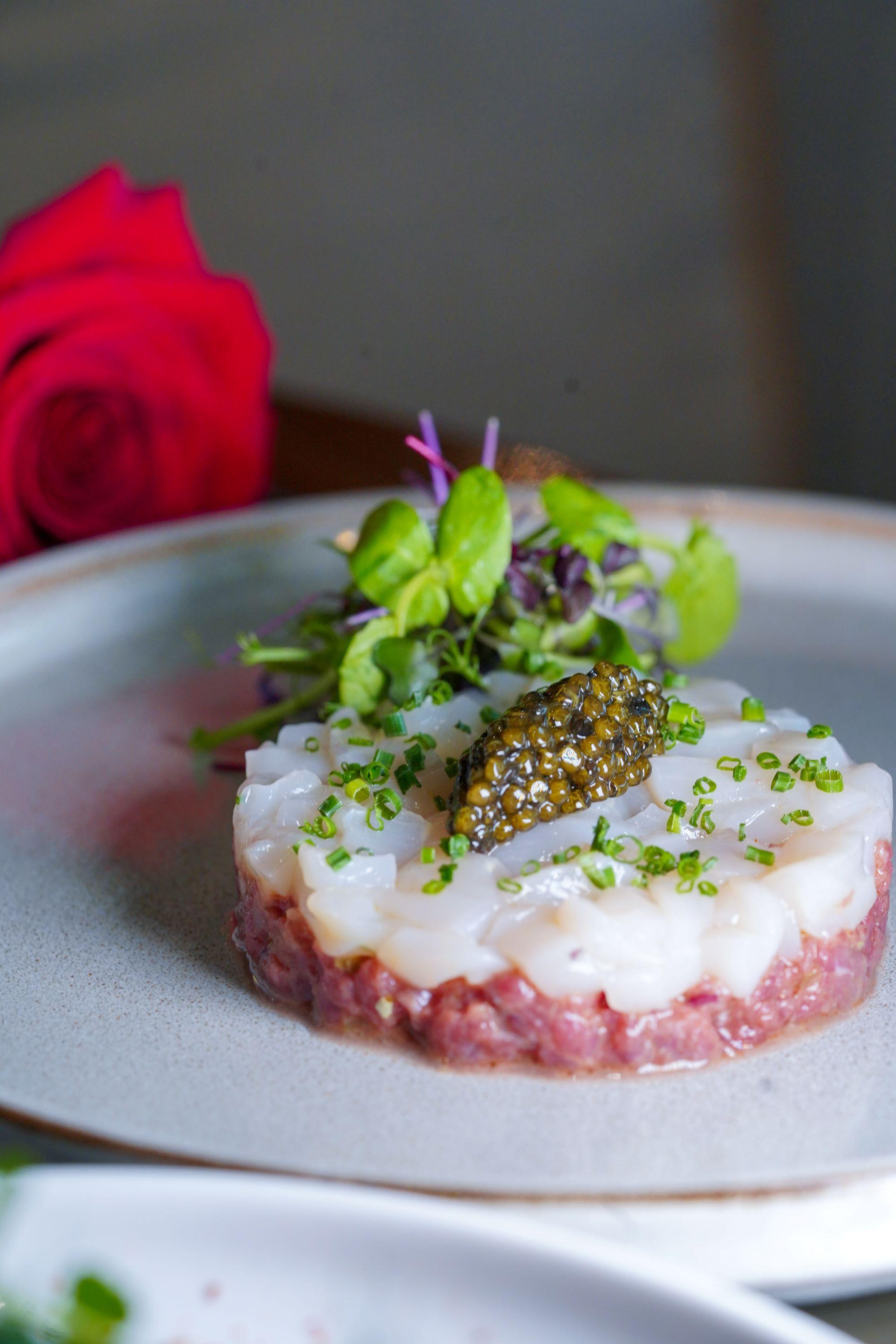 亞歷山大波爾馬德生牛肉及北海道帶子他他配白銀鱘魚子醬