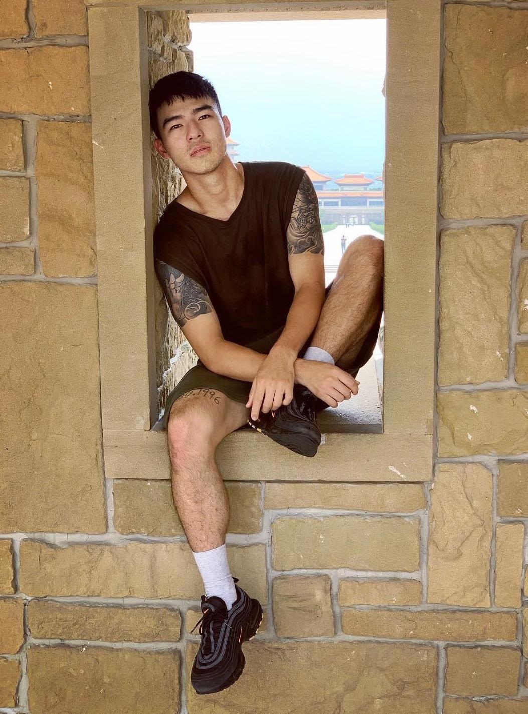 陳昊森身上有不少刺青,每次拍戲也要靠特殊化妝遮紋身。