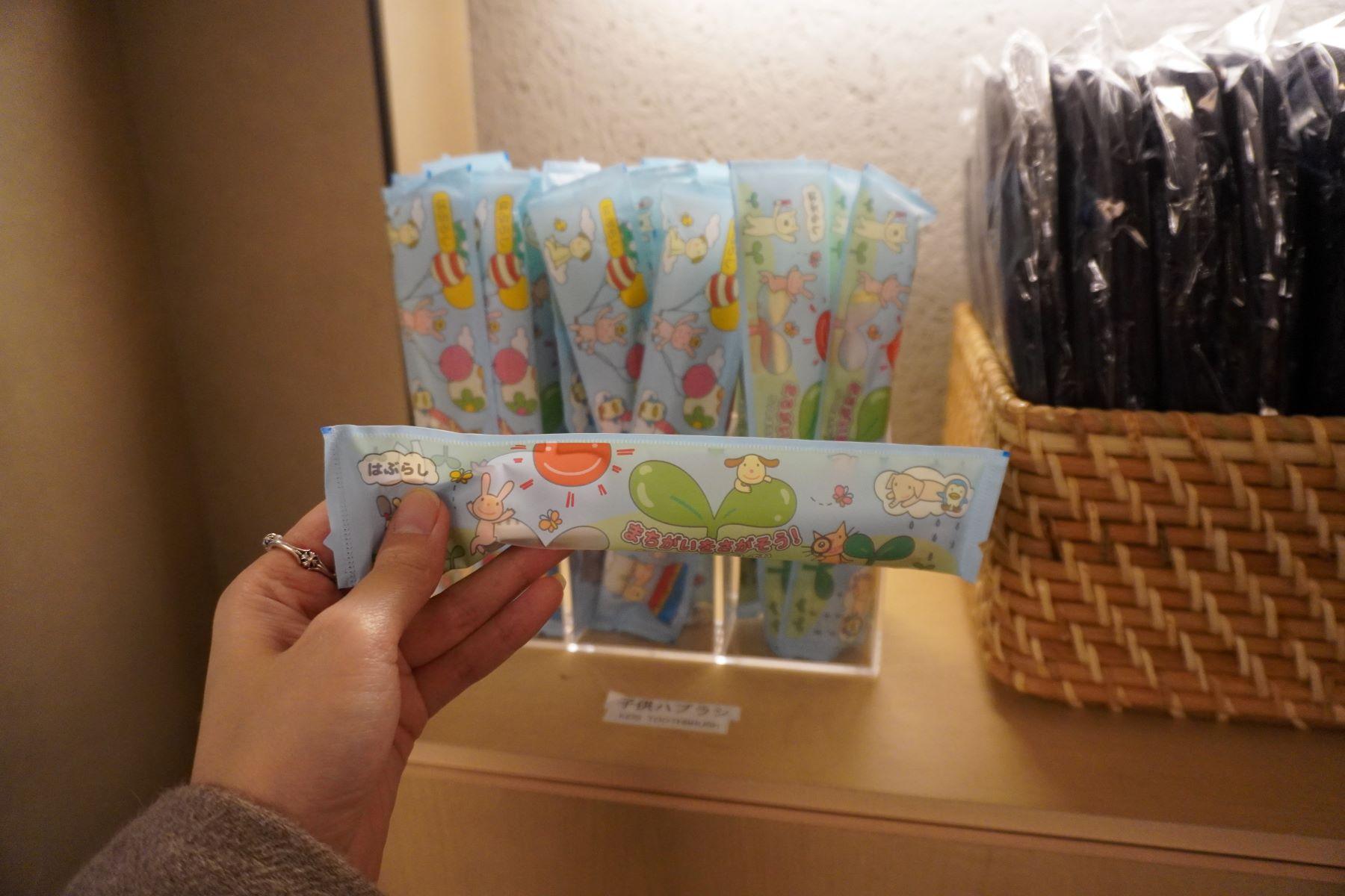 房內的浴室用品均以自助形式在酒店大堂供應,提供成人牙刷、小童牙刷、化妝棉、睡衣等等