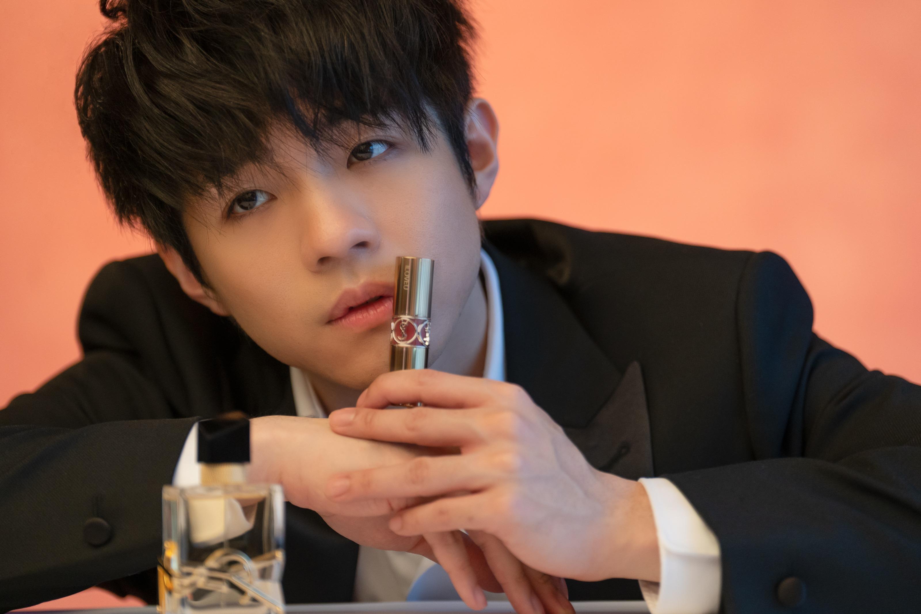 情人節禮物推介2023︱YSL Beauté 提供刻字服務,在香水、化妝品或護膚品上,以高科技打印或工藝刻字方式,寫上個人訊息或YSL經典圖案,製作成專屬禮物。