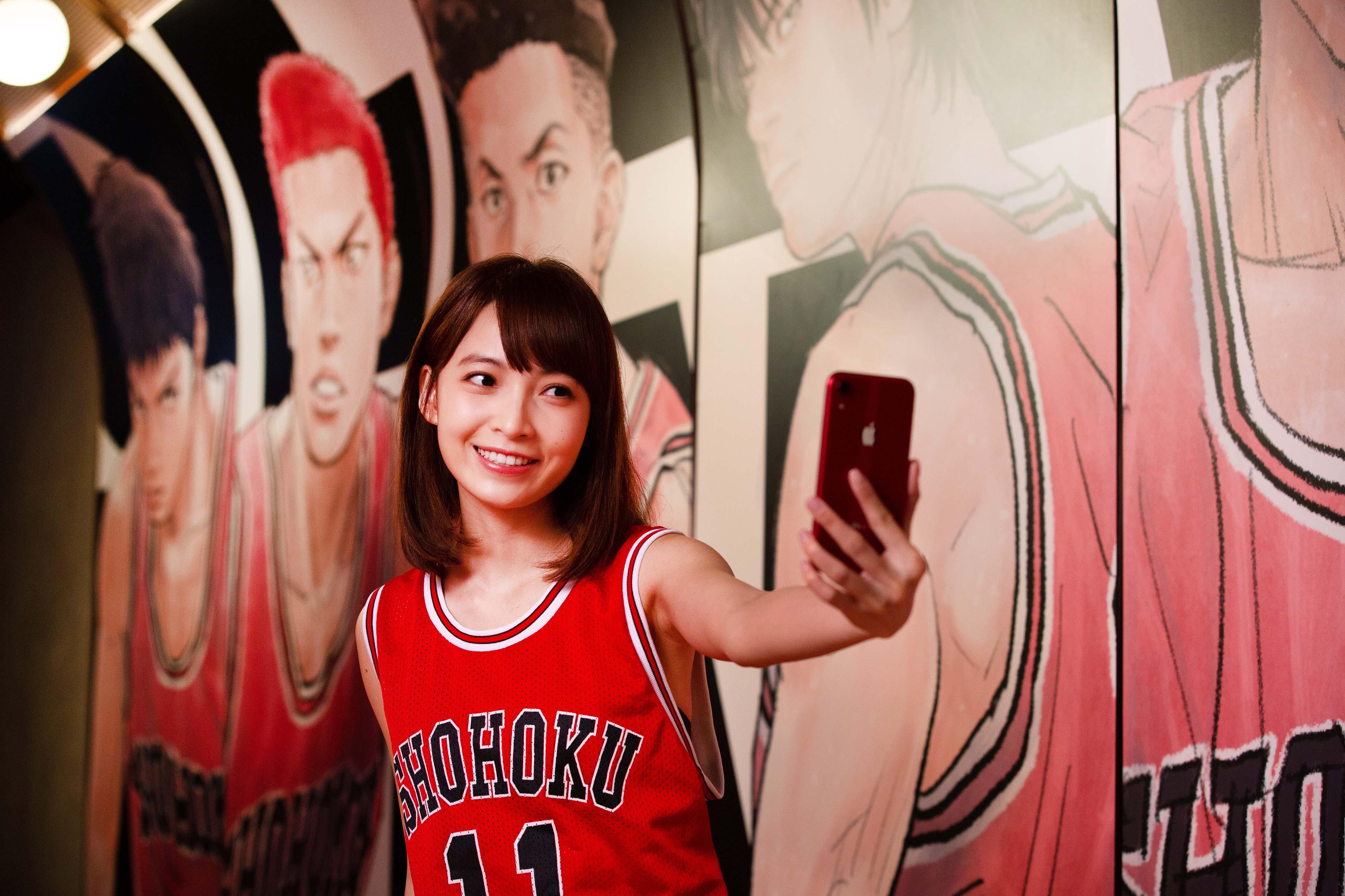 郭思穿着11 號波衫,被網民大讚似足晴子。