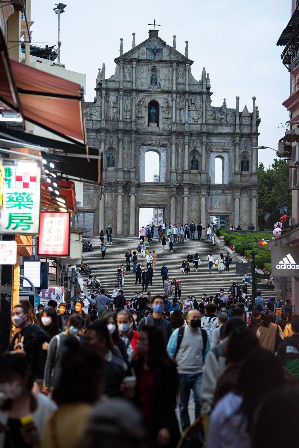 大三巴周邊人頭湧湧。(中通社)