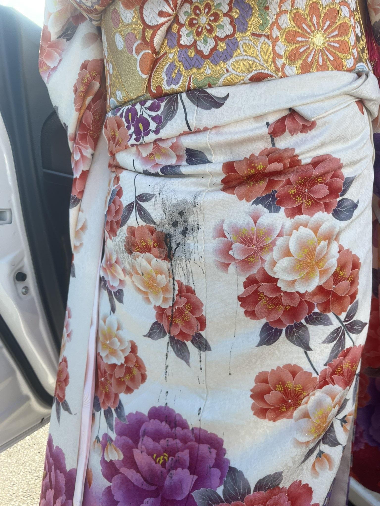 有人在成人禮上向穿振袖的少女潑墨。(網上圖片)