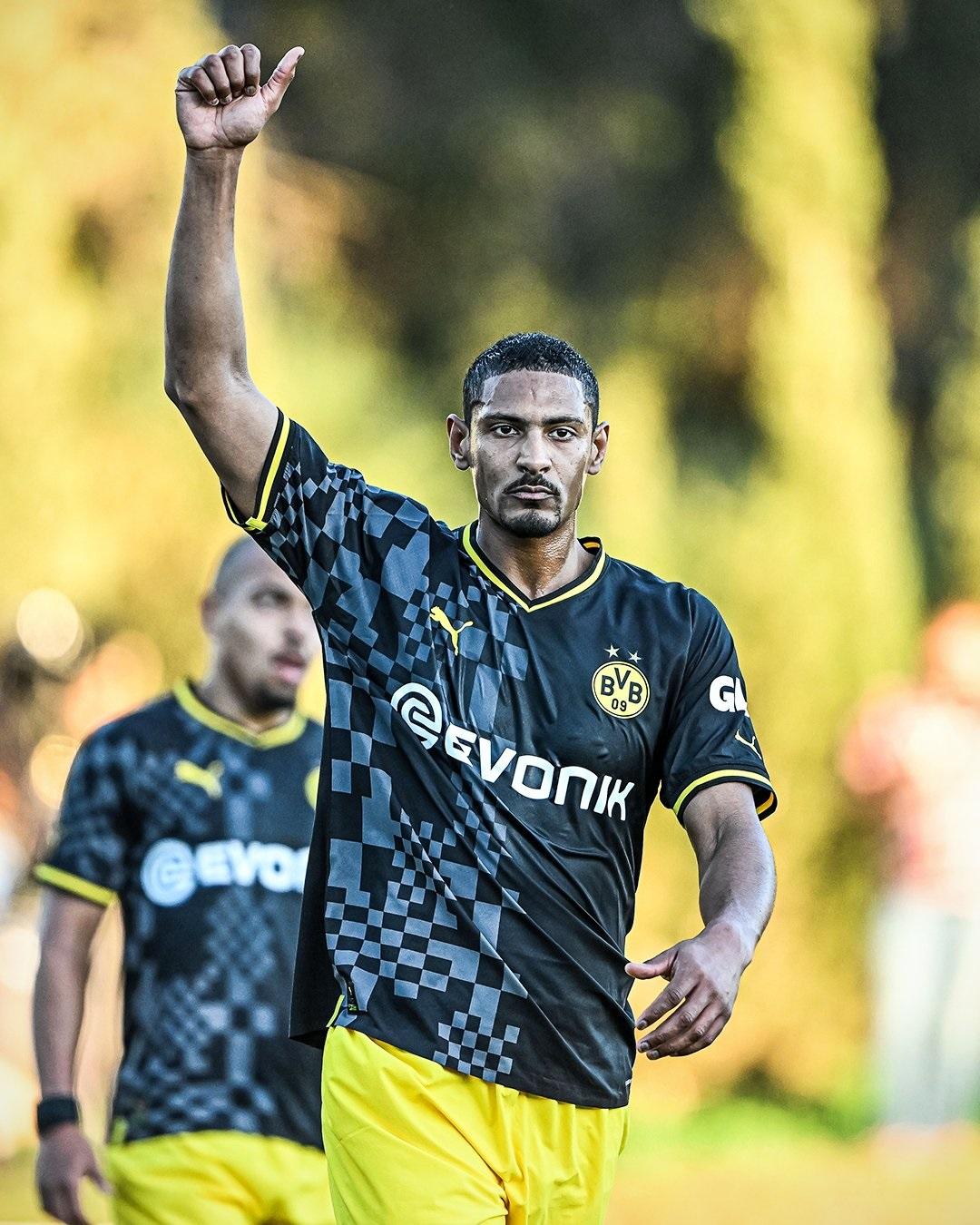 賀拿為多蒙特在友賽上陣。(Twitter圖片)