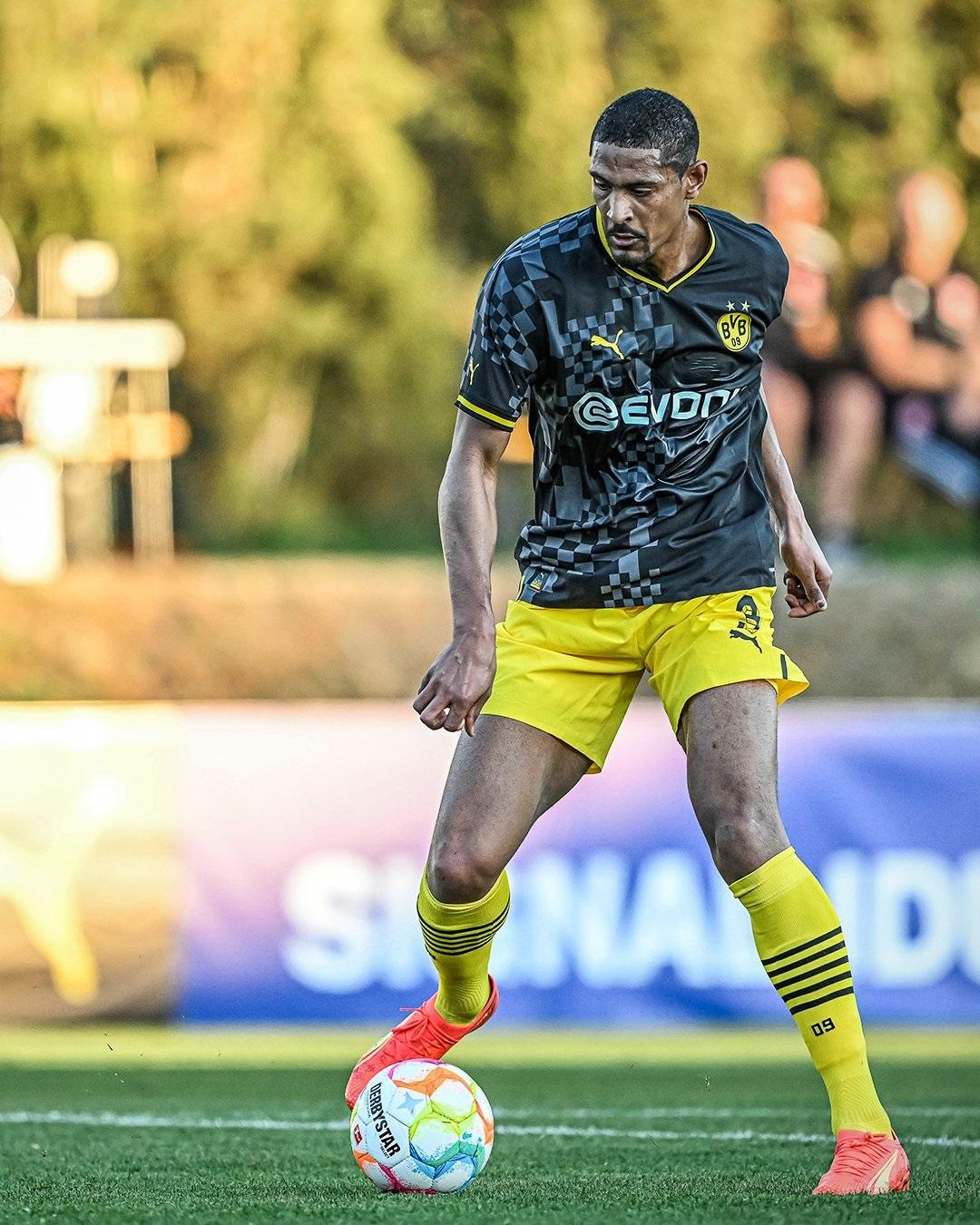 賀拿為多蒙特在友賽上陣。(Twitter圖片)