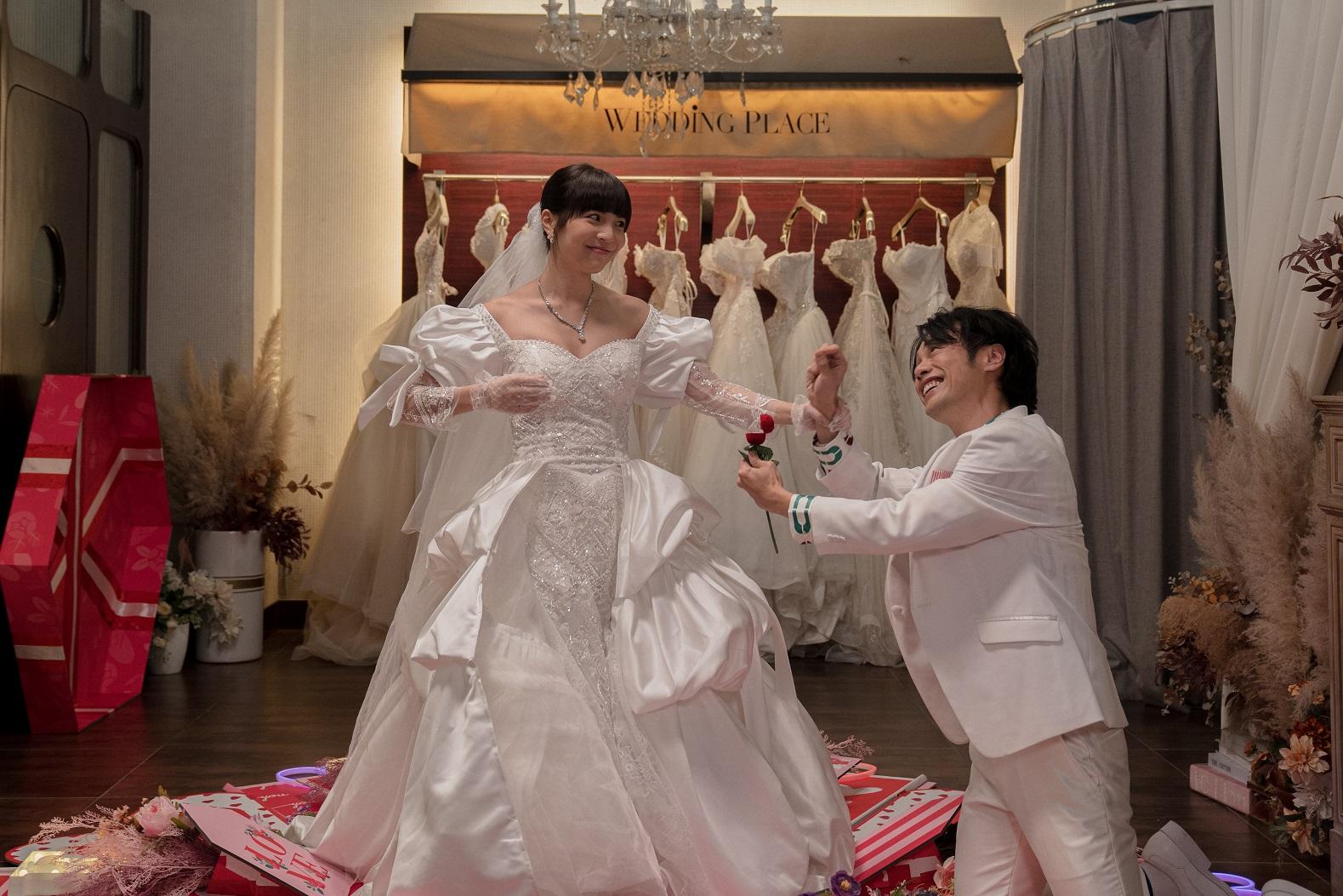 陳健朗演的Dickson在鏡頭前向阿冰求婚,但其實是一場假結婚戲碼。(《1人婚禮》劇照)