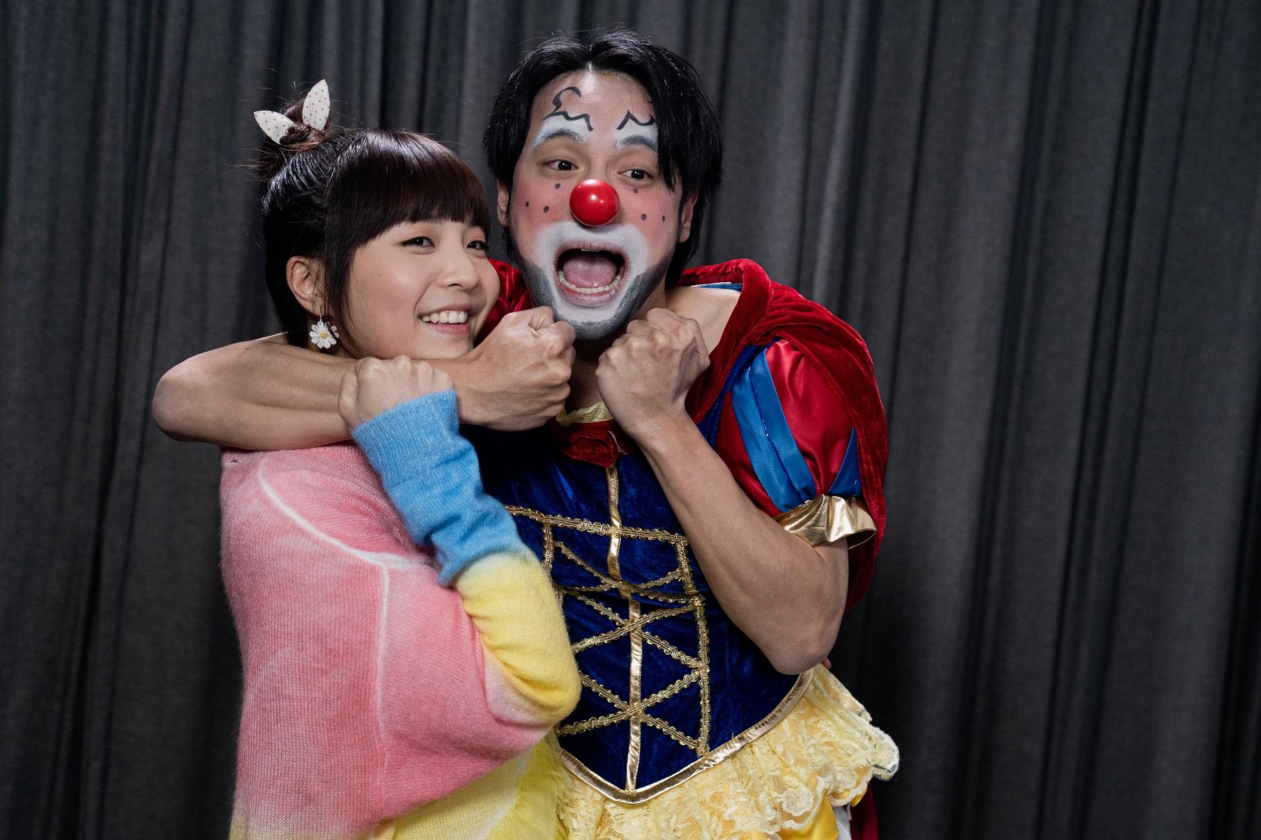 陳健朗親自為《一人婚禮》角色化小丑妝。(劇照)