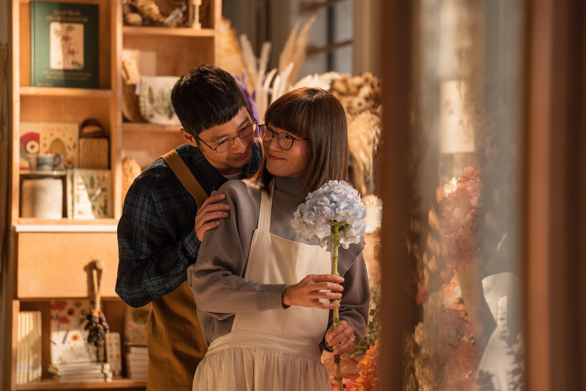 王宗堯和盧巧音久未現身大銀幕,在戲中兩人演結婚多年的夫妻。(《1人婚禮》劇照)